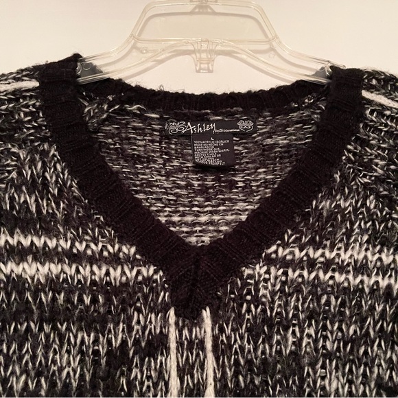 Ashley black, white grey blend long sleeve vneck sweater - Picture 3 of 14